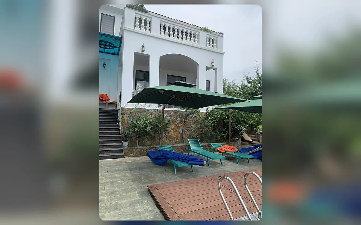 Dù lệch tâm màu xanh lá che ghế nghỉ sân vườn biệt thự