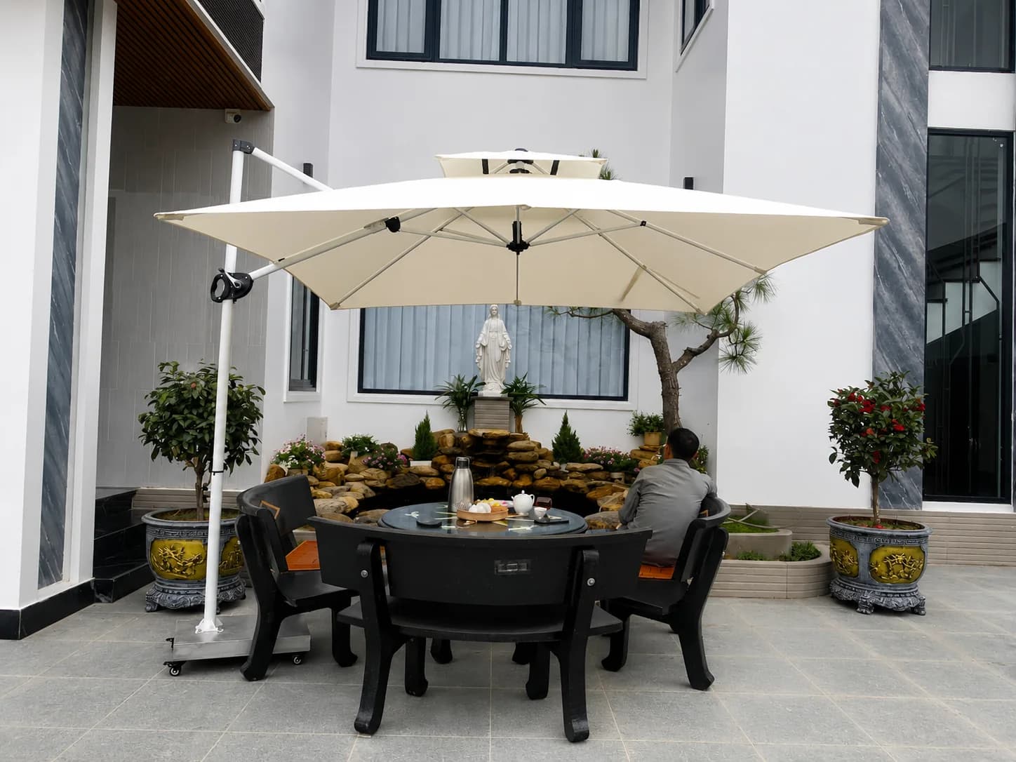 Lắp đặt dù lệch tâm chỉnh nghiêng 2m5 x 2m5 tại Baram Cafe & Tea - ảnh 1