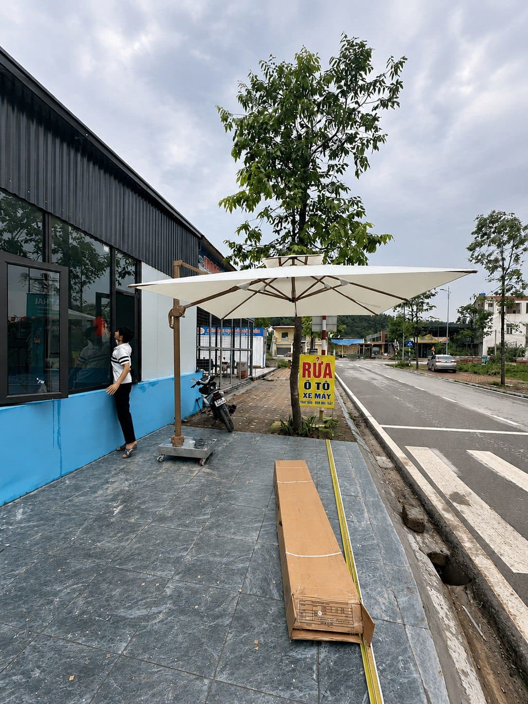 Ô dù lệch tâm mặt tiền cafe