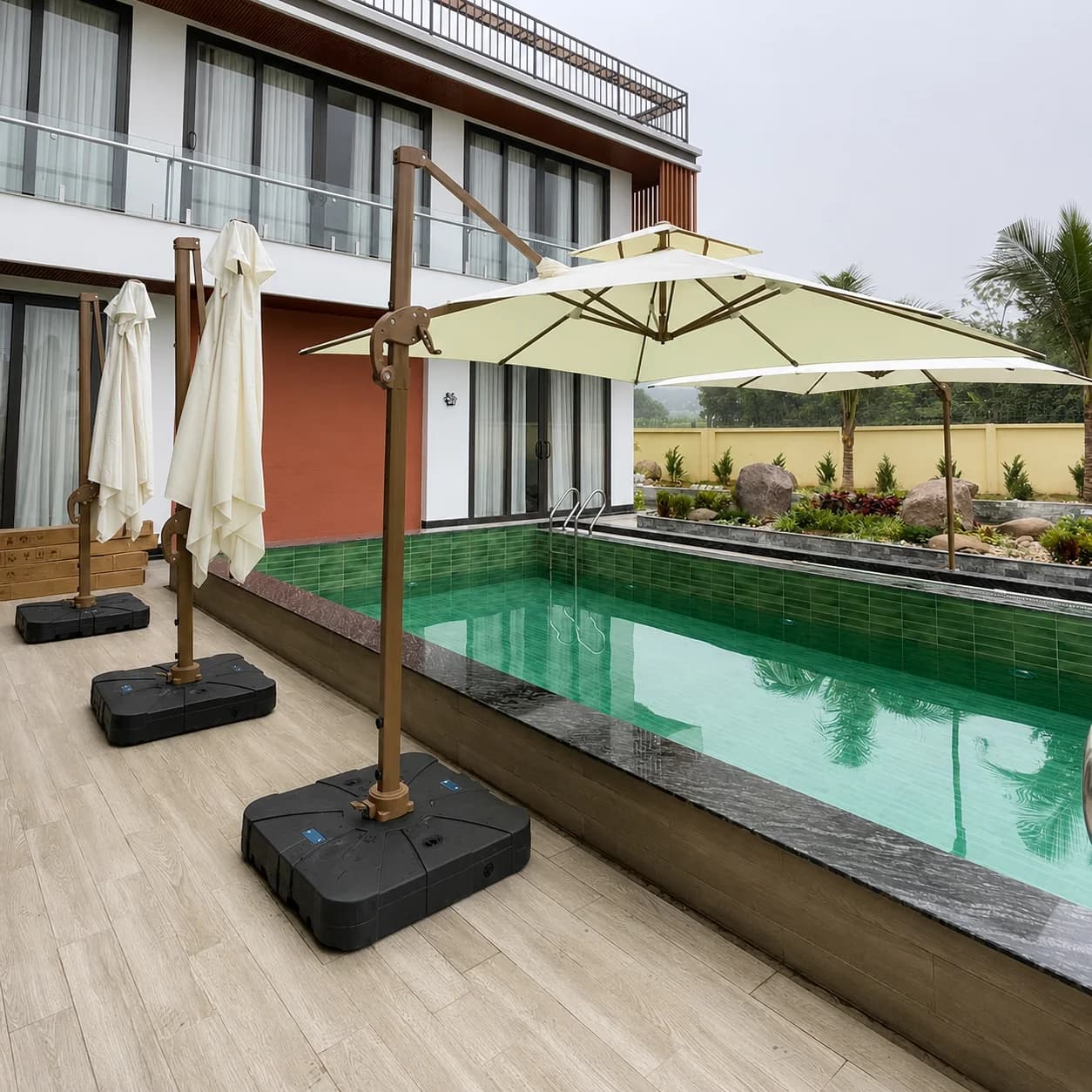 Dù lệch tâm villa hồ bơi
