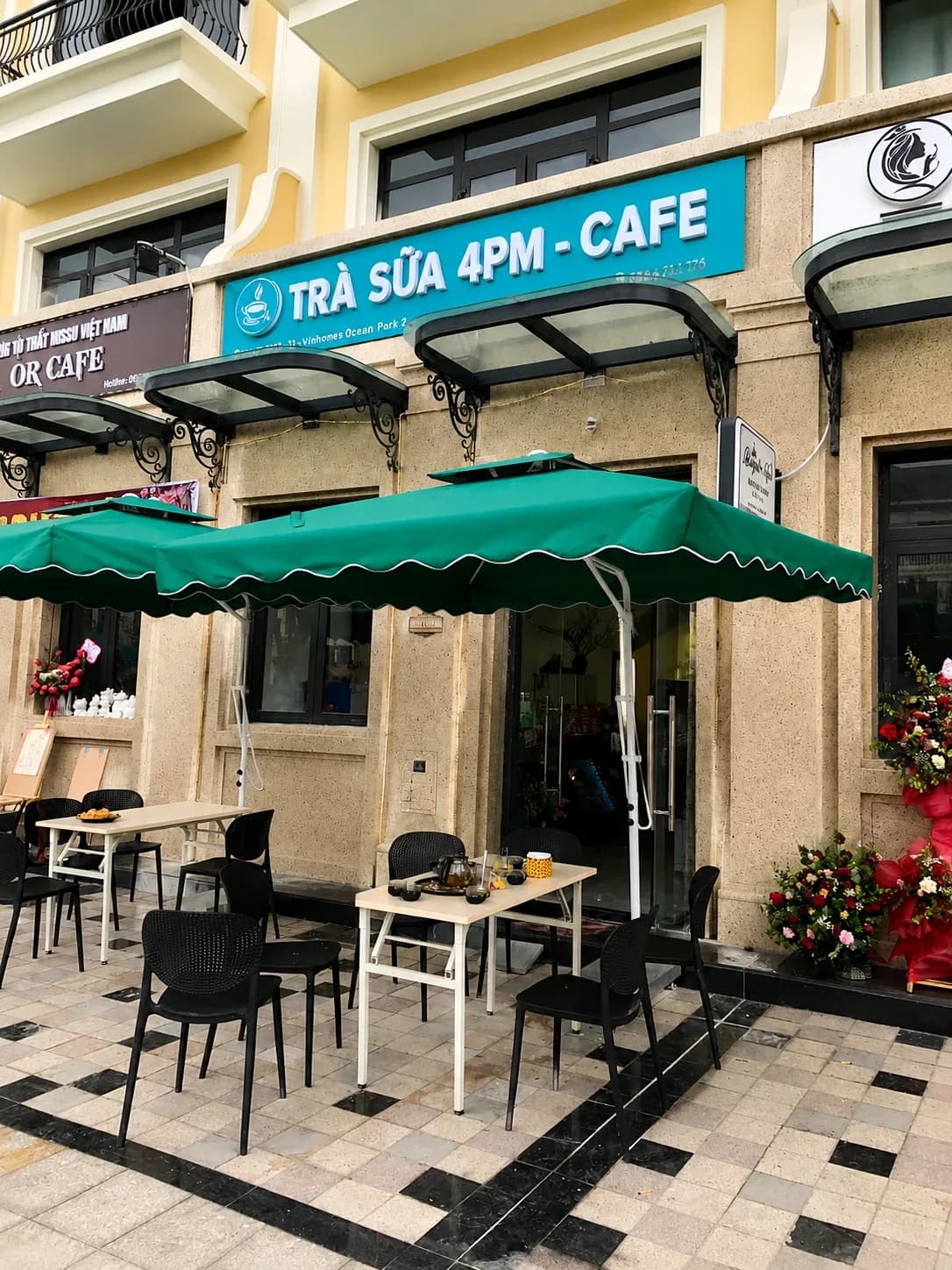 Ô dù cafe màu xanh tại phố thương mại quán trà sữa