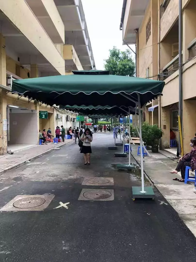 Dù lệch tâm 2m5 x 2m5 tay bẩy che nắng lối đi trường học - ảnh 2
