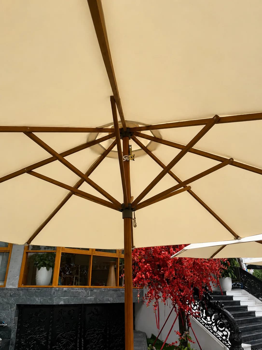Setup dù chính tâm tròn 3m khung gỗ cho quán Chacuiba - ảnh 4
