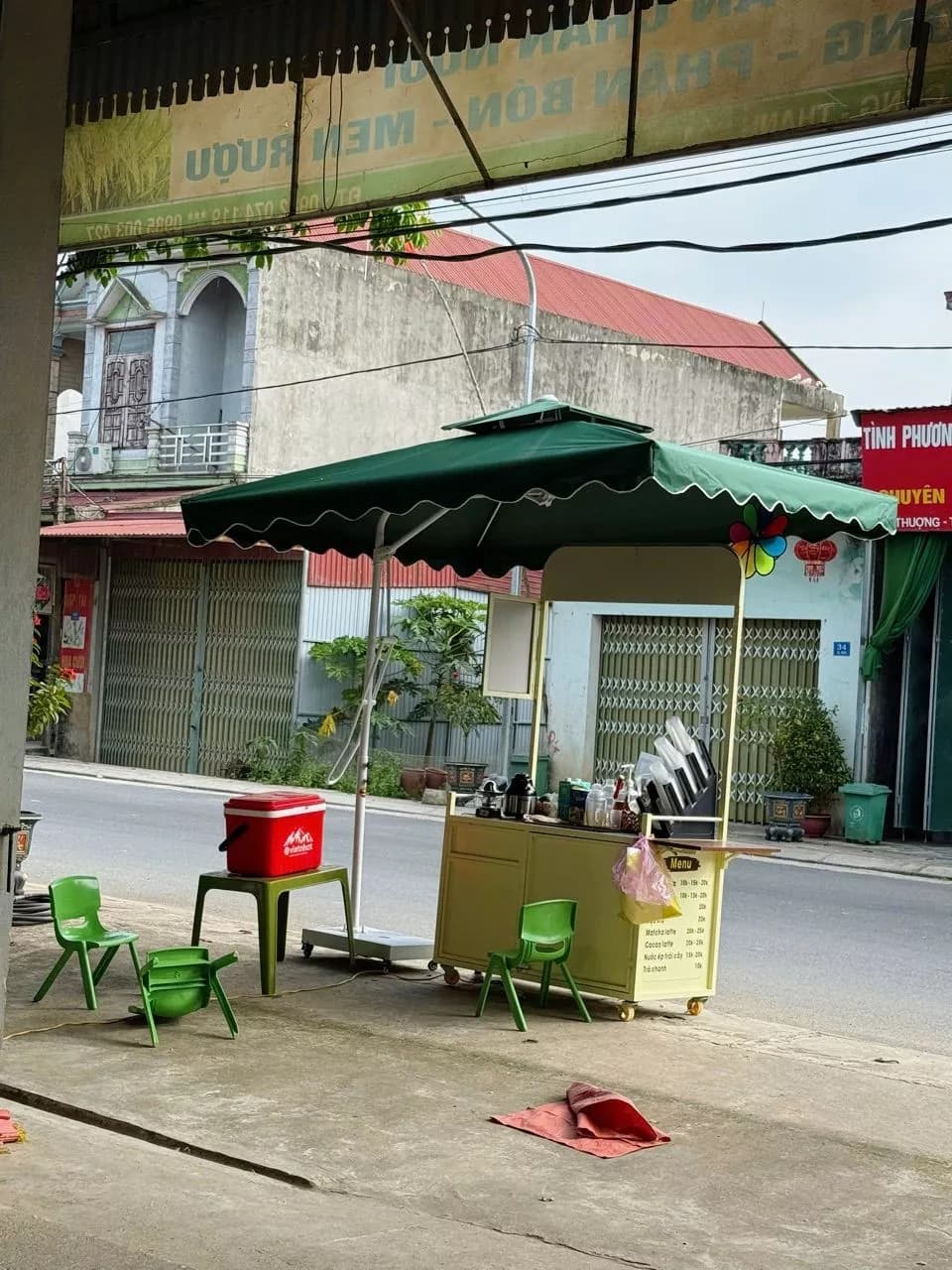 Lắp đặt dù lệch tâm 2m5 tại quán vỉa hè ở Hà Nội