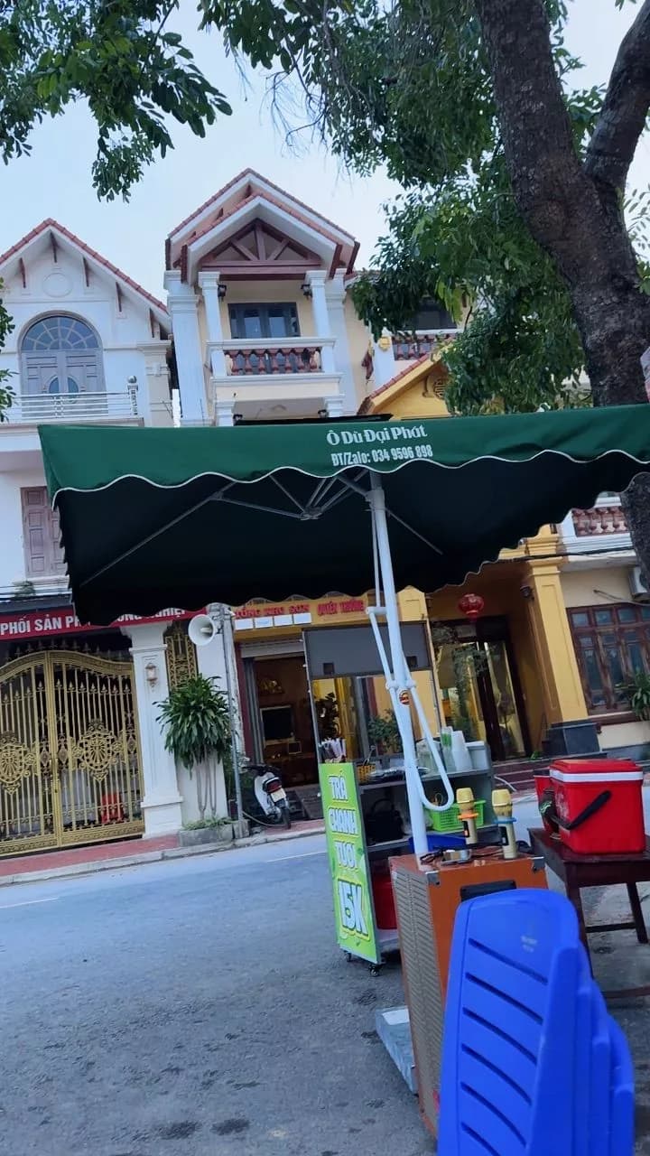 Lắp đặt dù lệch tâm 2m5 tại quán vỉa hè ở Hà Nội - ảnh 2