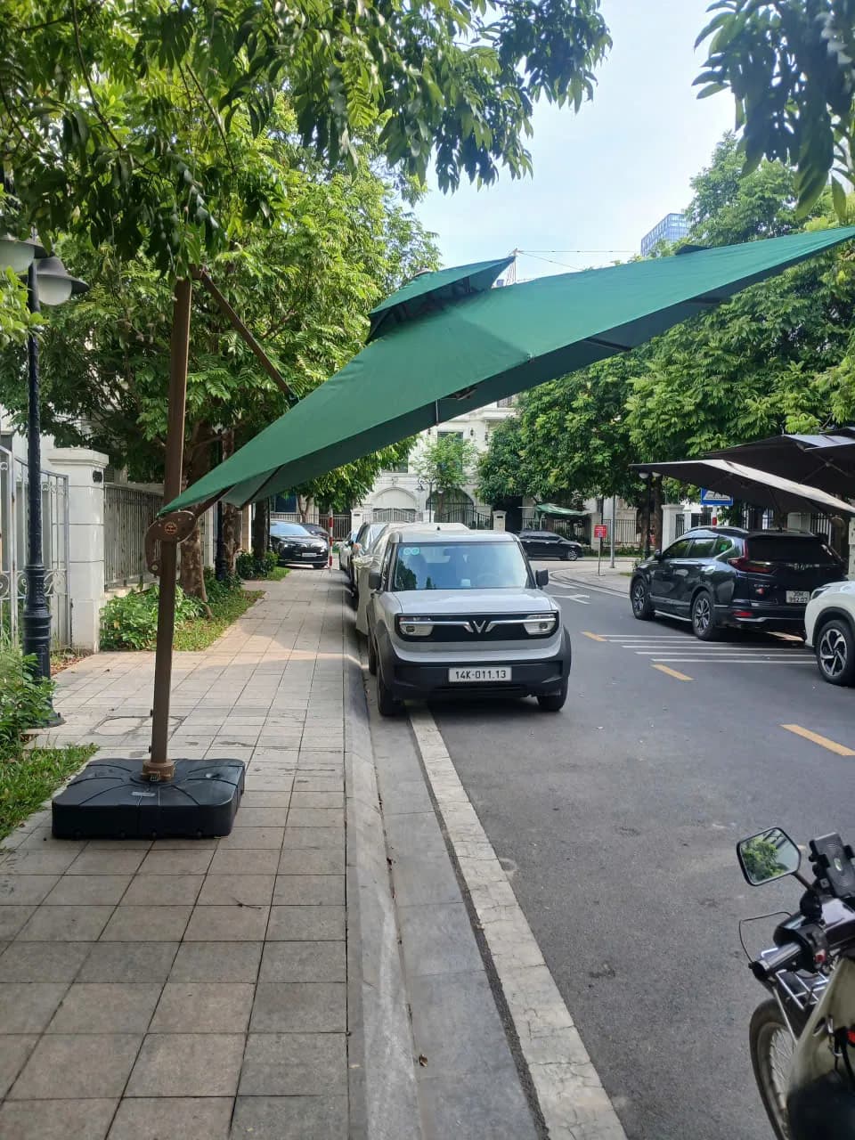 Lắp đặt dù lệch tâm 3m x 3m màu xanh lá che xe ô tô tại Vinhomes Ocean Park - ảnh 2