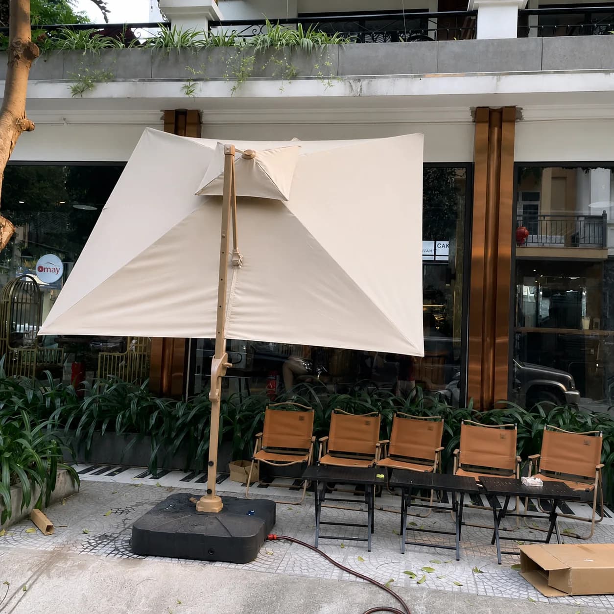 Lắp đặt dù lệch tâm 3m x 3m cho quán cà phê Omay tại Hà Nội - ảnh 2