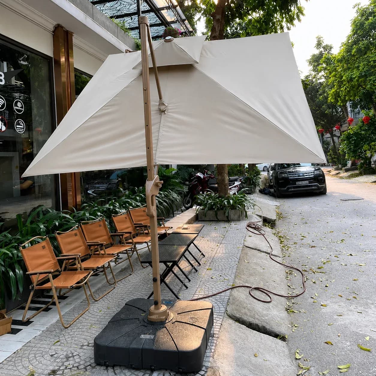 Lắp đặt dù lệch tâm 3m x 3m cho quán cà phê Omay tại Hà Nội - ảnh 3
