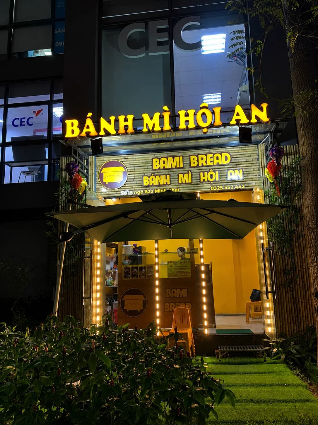 Giao dù lệch tâm chỉnh nghiêng 2m5 x 2m5 cho Bánh mì Hội An - ảnh 2