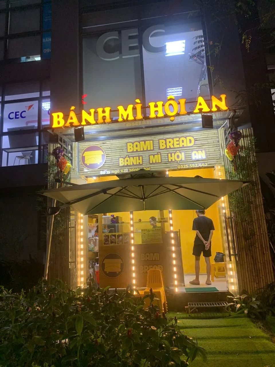 Giao dù lệch tâm chỉnh nghiêng 2m5 x 2m5 cho Bánh mì Hội An - ảnh 3
