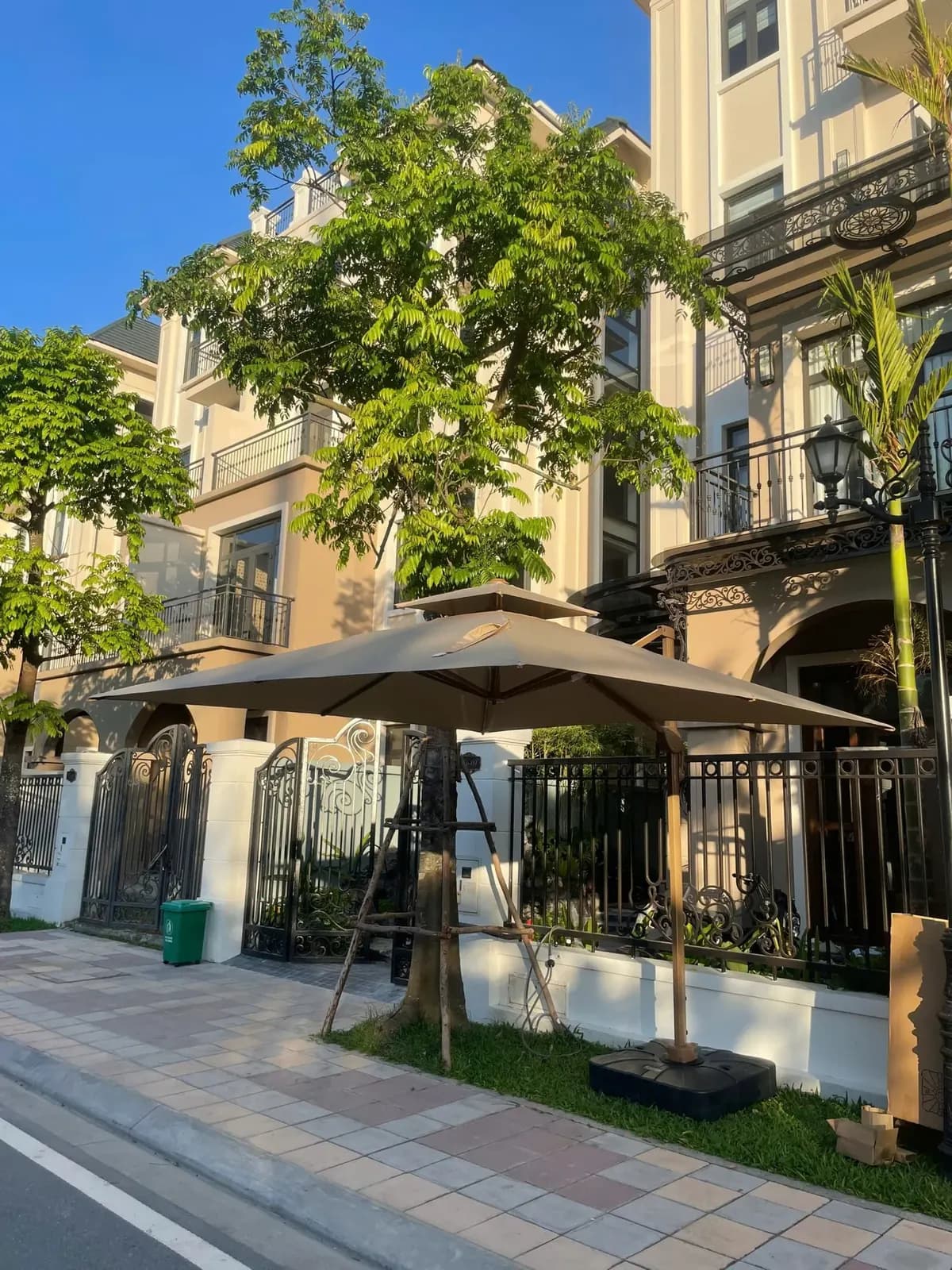 Lắp đặt dù lệch tâm màu be tại Vinhomes Ocean Park 3 - ảnh 3