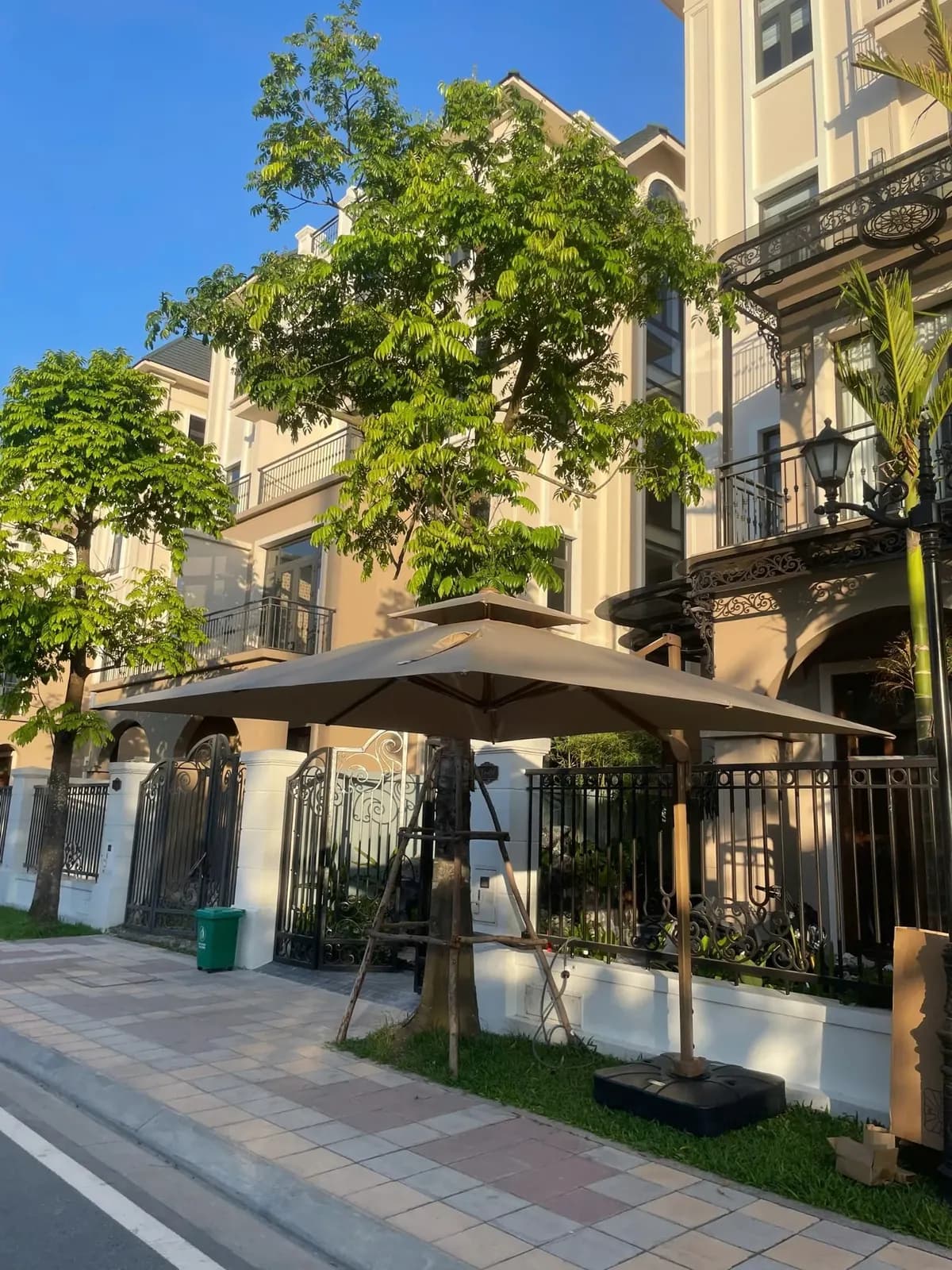 Lắp đặt dù lệch tâm màu be tại Vinhomes Ocean Park 3 - ảnh 2