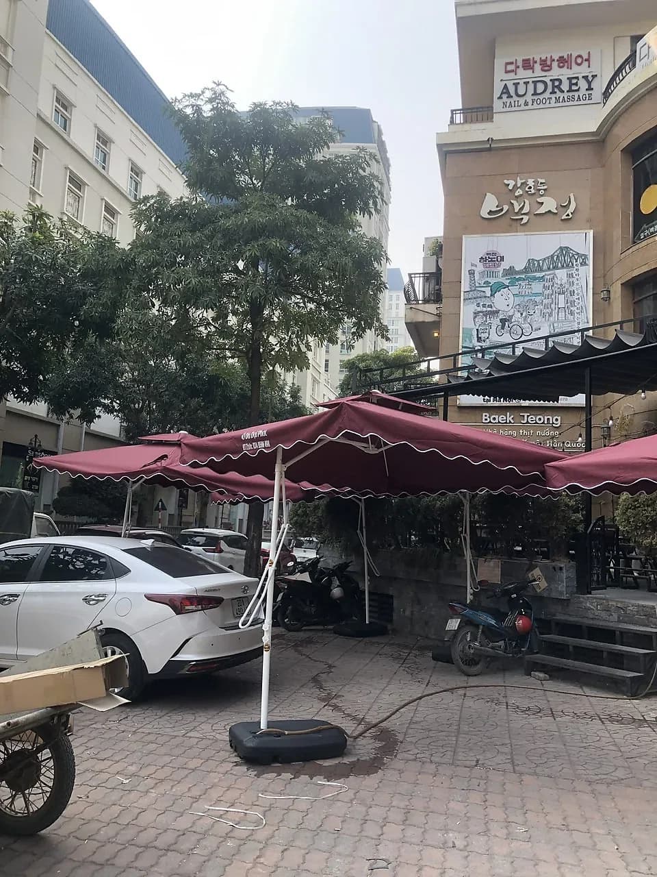 Lắp đặt dù lệch tâm vuông 2m5 x 2m5 tay bẩy màu đỏ đô cho quán Coffee & Beer tại Đỗ Đình Thiện, Mỹ Đình, Nam Từ Liêm, Hà Nội - ảnh 4