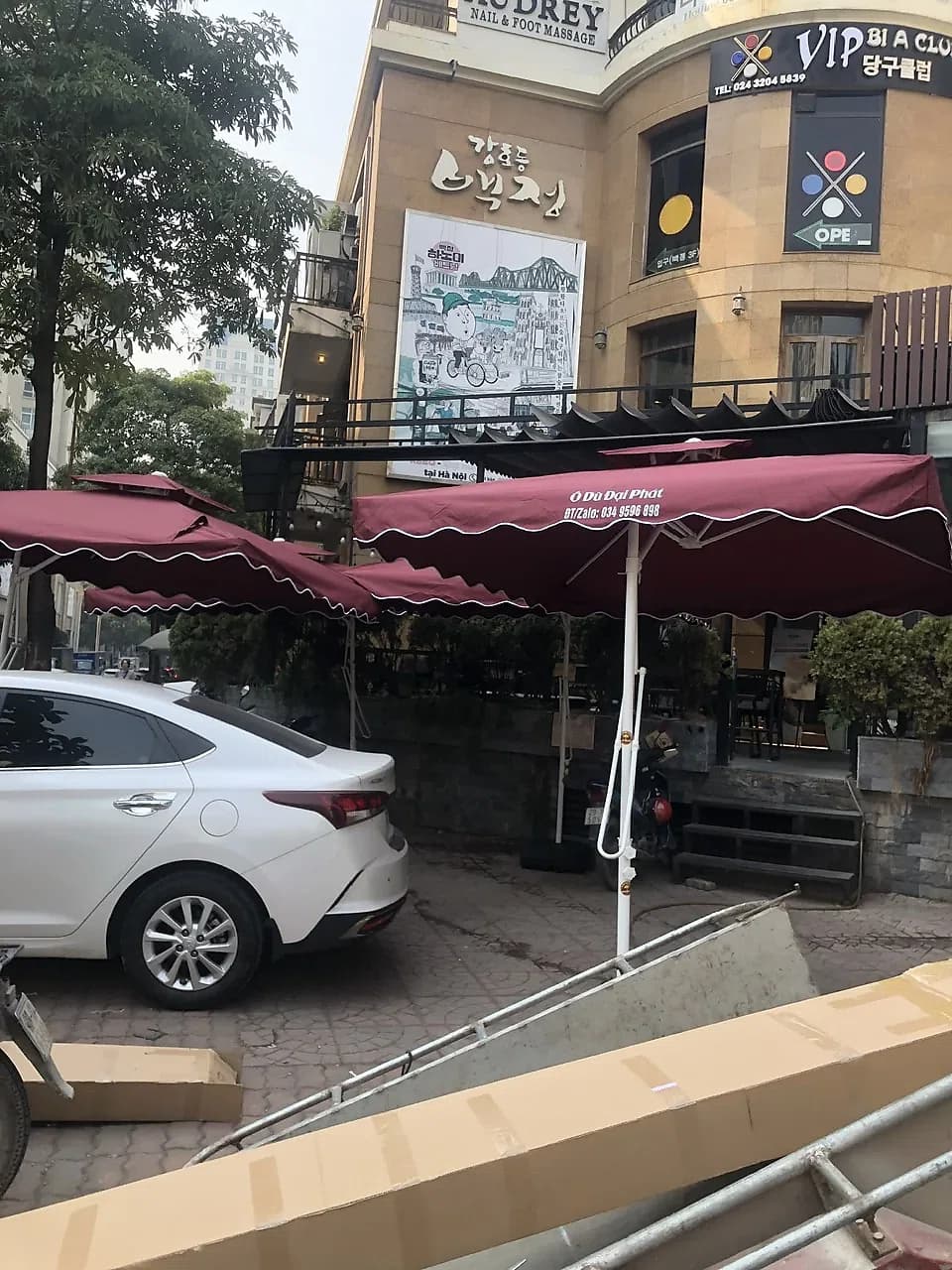 Lắp đặt dù lệch tâm vuông 2m5 x 2m5 tay bẩy màu đỏ đô cho quán Coffee & Beer tại Đỗ Đình Thiện, Mỹ Đình, Nam Từ Liêm, Hà Nội - ảnh 5