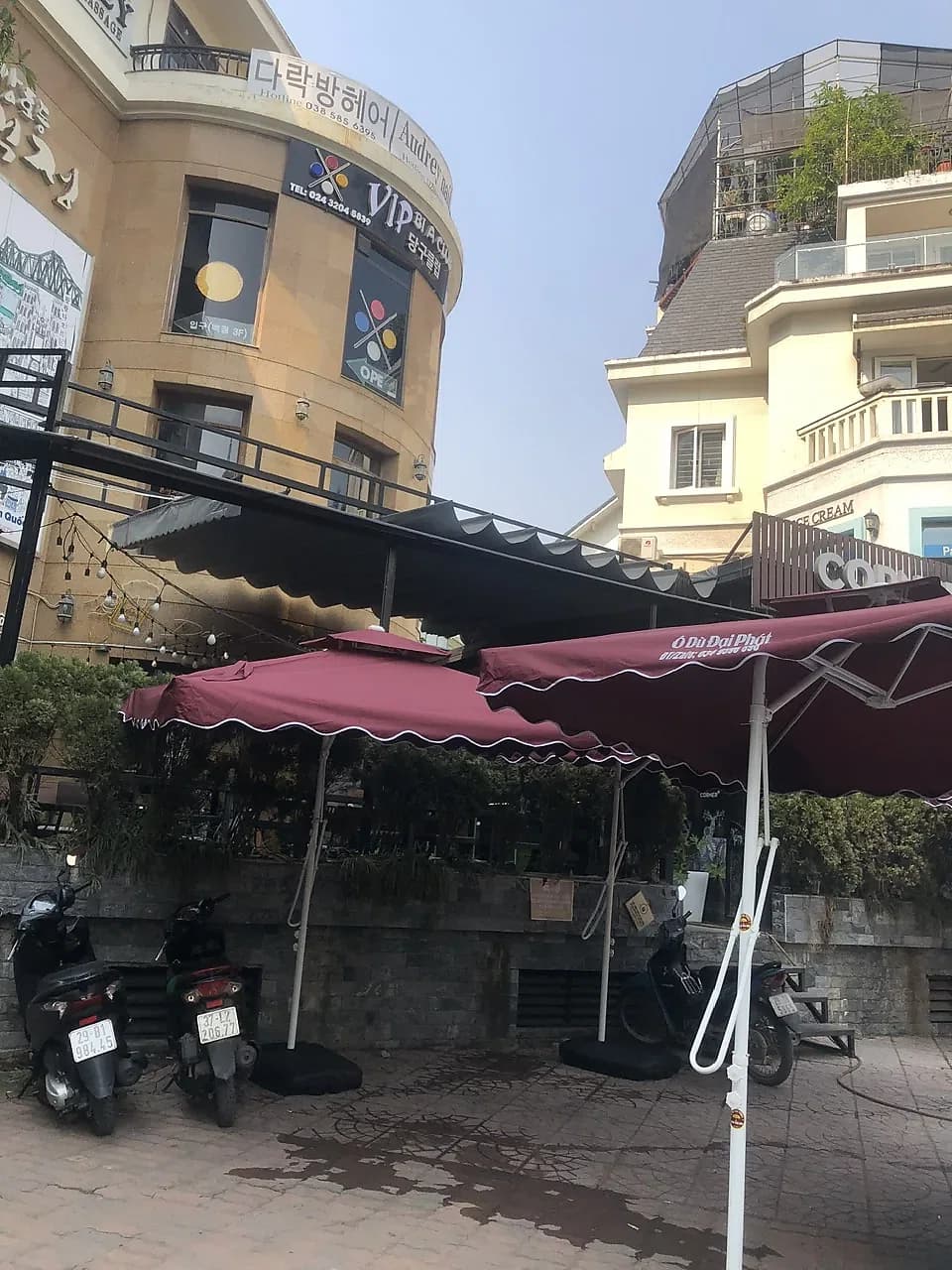 Lắp đặt dù lệch tâm vuông 2m5 x 2m5 tay bẩy màu đỏ đô cho quán Coffee & Beer tại Đỗ Đình Thiện, Mỹ Đình, Nam Từ Liêm, Hà Nội - ảnh 3