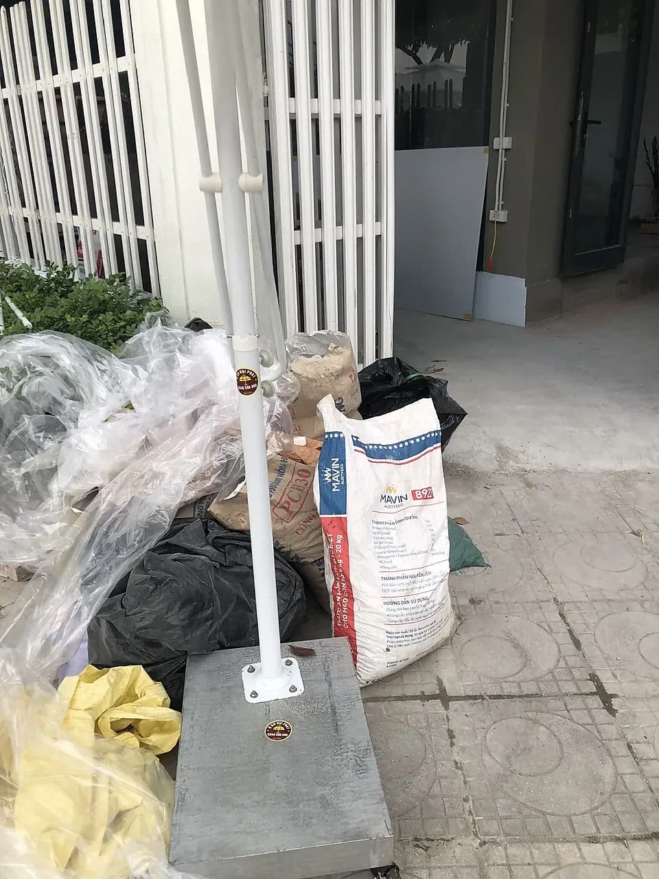 Lắp đặt dù lệch tâm vuông 2m5 x 2m5 tay bẩy cho quán cơm Ngọc Hà tại Dương Nội, Hà Đông - ảnh 4