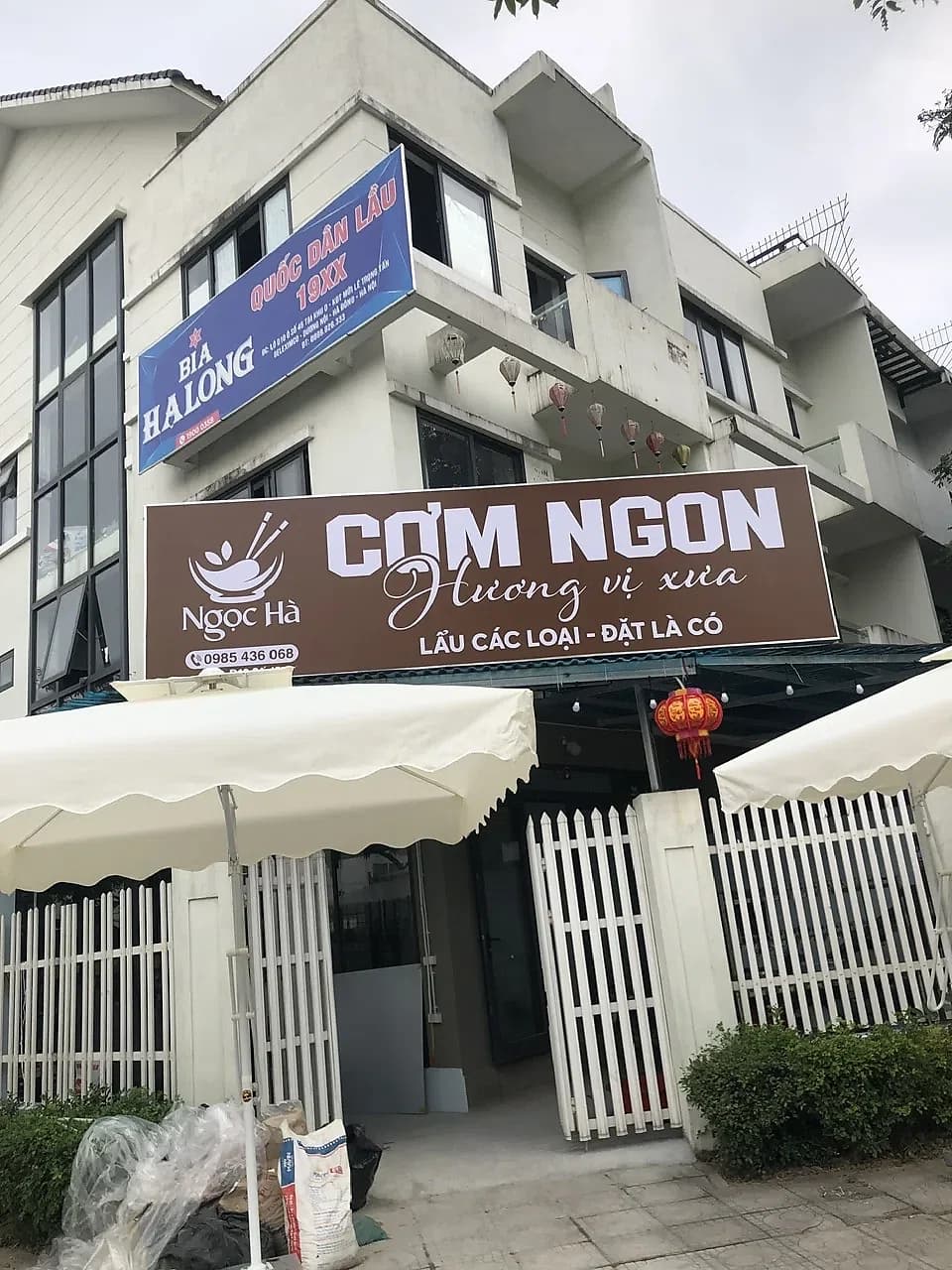 Dù lệch tâm quán cơm Ngọc Hà