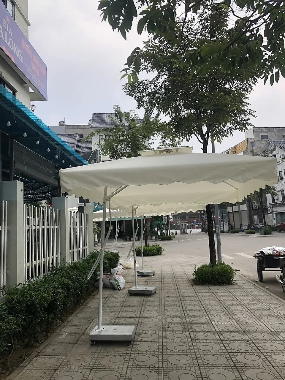 Lắp đặt dù lệch tâm vuông 2m5 x 2m5 tay bẩy cho quán cơm Ngọc Hà tại Dương Nội, Hà Đông - ảnh 2