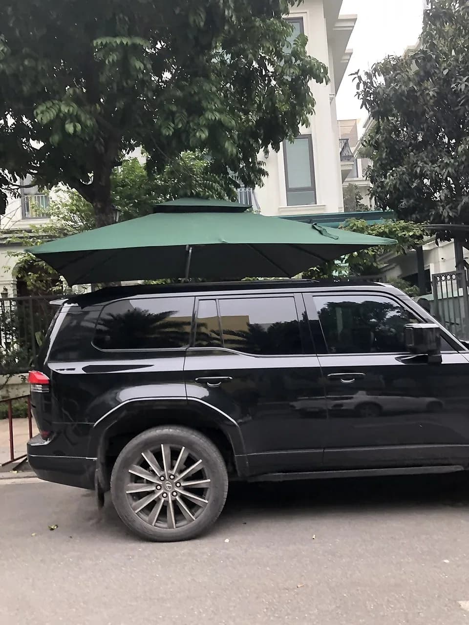 Lắp đặt dù lệch tâm vuông 3m x 3m màu xanh lá che xe ô tô tại Sky 176 Định Công, Hoàng Mai, Hà Nội - ảnh 2