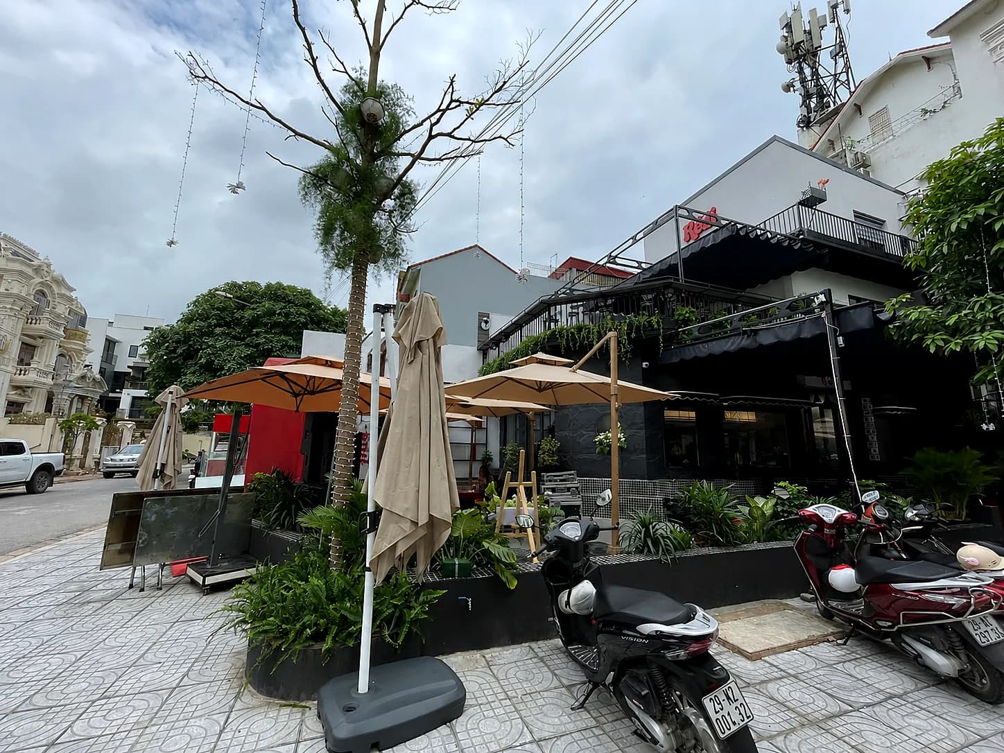 Lắp đặt dù lệch tâm quán cà phê Redi tại Hà Nội - ảnh 2
