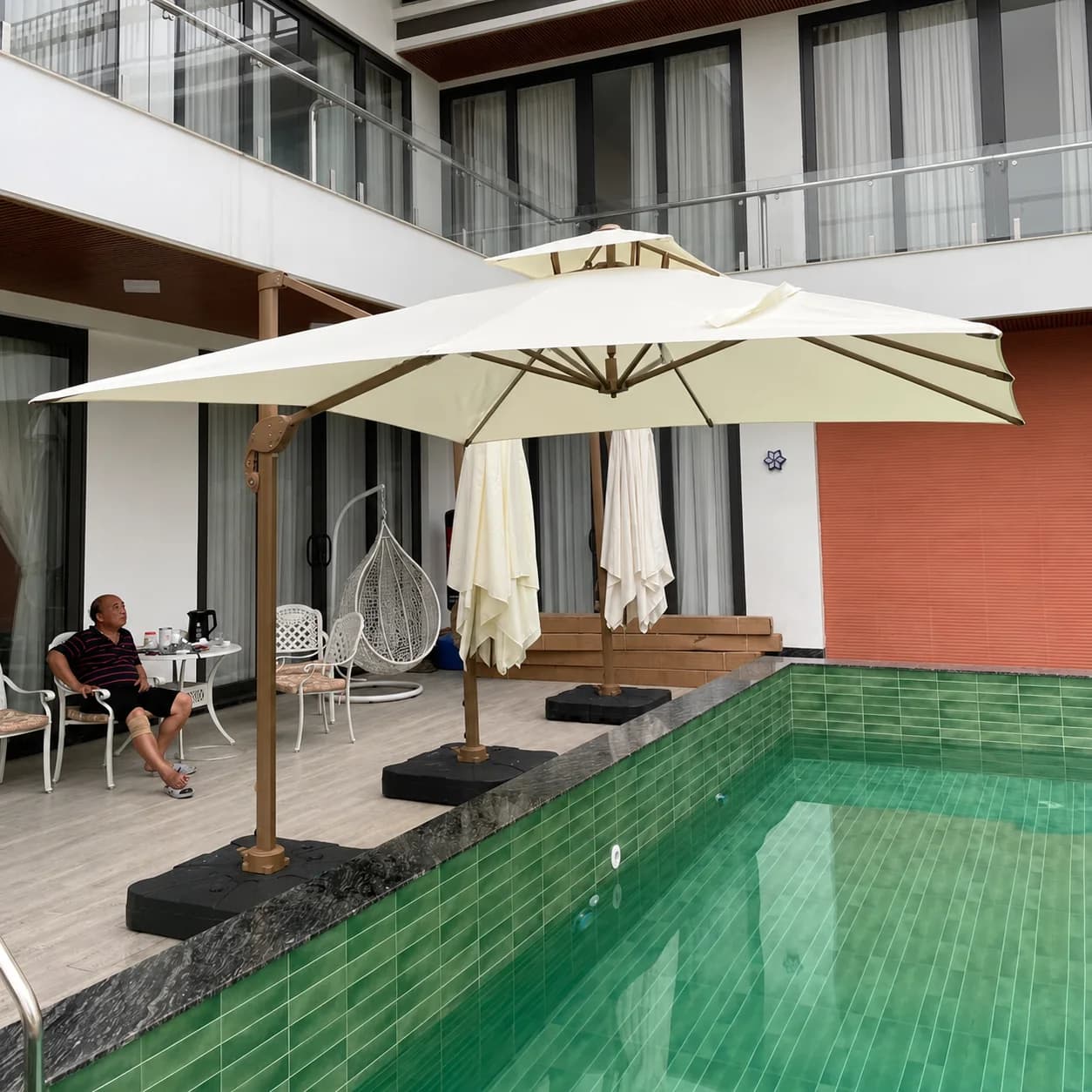 Lắp đặt dù lệch tâm 3m cho villa hồ bơi nghỉ dưỡng - ảnh 3