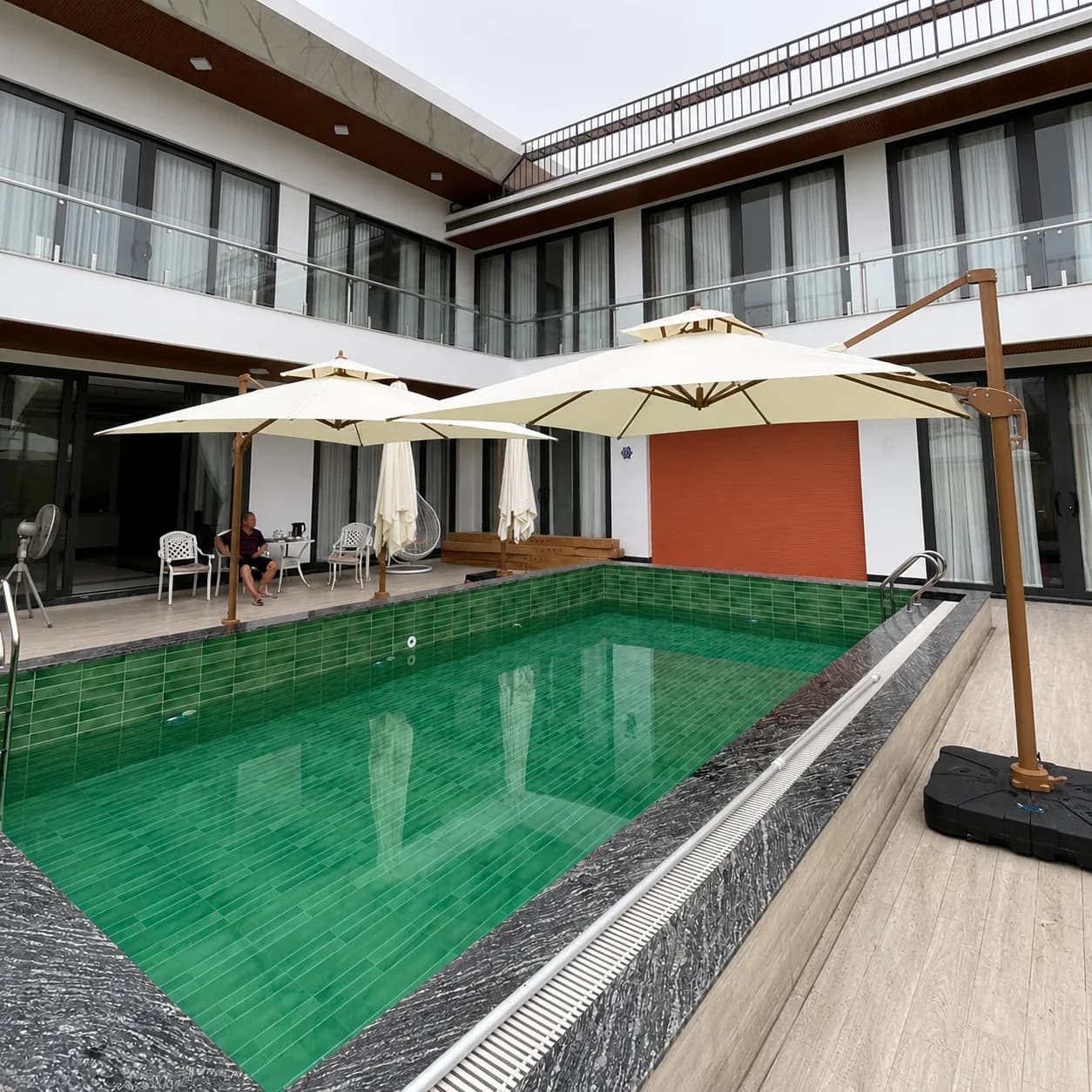 Lắp đặt dù lệch tâm 3m cho villa hồ bơi nghỉ dưỡng - ảnh 2